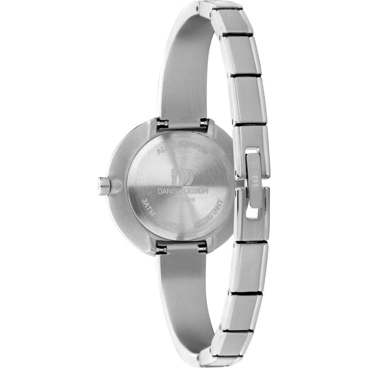 De afbeelding toont het achteraanzicht van een Danish Design dames horloge zilveren wijzerplaat (IV62Q1296) met een metalen schakelband en gegraveerde achterkant met het Danish Design logo en productgegevens.