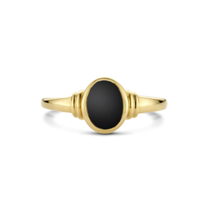 De ring onyx 14K geelgoud van Van der Kooij Collectie heeft een eenvoudige, dunne band van 14 karaat geelgoud met een rond, plat middenstuk van zwarte onyx en kleine decoratieve details voor een elegante uitstraling.