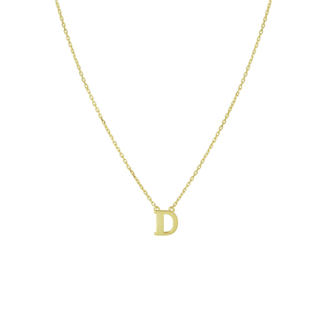 De Van der Kooij Collectie Gouden dames ketting letter 14K heeft een delicaat geelgouden anker collier met een enkele kleine gepersonaliseerde letterhanger D, gecentreerd afgebeeld tegen een witte achtergrond.