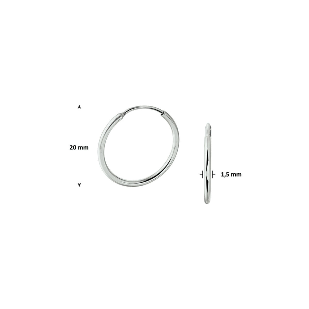 De oorringen ronde buis zilver gerhodineerd van Van der Kooij Collectie zijn illustraties van voren en opzij. Ze hebben een diameter van 20 mm, zijn 1,5 mm dik en beschikken over een handige scharniersluiting.