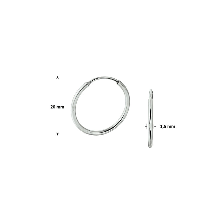 De oorringen ronde buis zilver gerhodineerd van Van der Kooij Collectie zijn illustraties van voren en opzij. Ze hebben een diameter van 20 mm, zijn 1,5 mm dik en beschikken over een handige scharniersluiting.