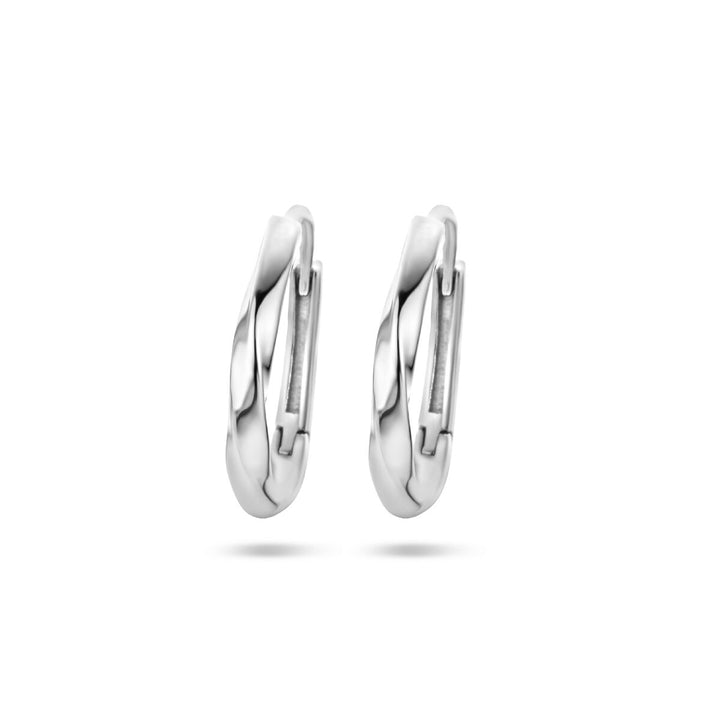 De Van der Kooij Collectie klapoorringen gedraaid zilver gerhodineerd zijn gepolijste 925 zilveren oorringen met een subtiel gedraaid ontwerp, afgebeeld tegen een witte achtergrond.