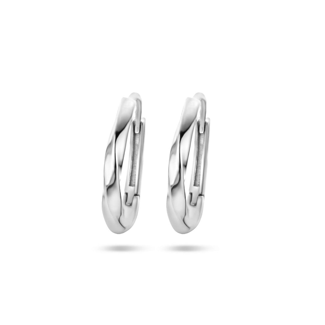 Een paar Van der Kooij Collectie klapoorringen gedraaid zilver gerhodineerd met een gedraaid design, vervaardigd uit 925 zilver en afgebeeld op een witte ondergrond.