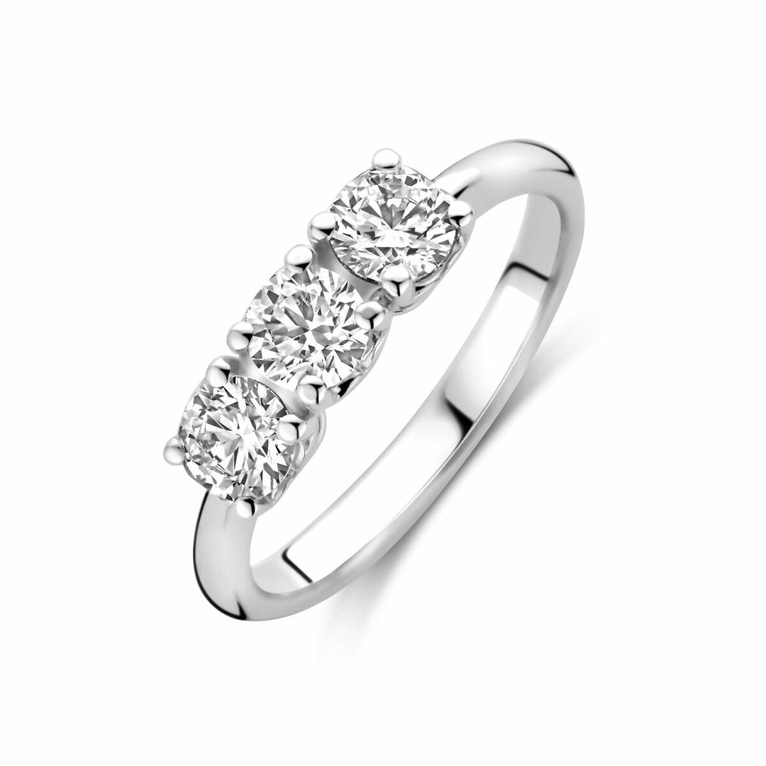 De Van der Kooij Collectie ring trilogie lab grown diamant 0.90ct g vs 14K witgoud heeft drie fonkelende lab-grown diamanten op een rij op een slanke witgouden band, afgebeeld tegen een witte achtergrond.
