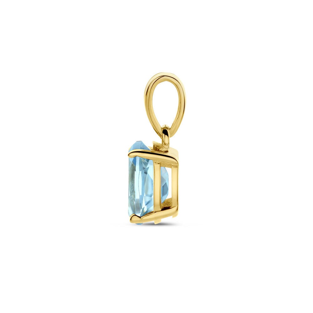 De hanger blauw topaas 14K geelgoud van de Van der Kooij Collectie toont een rechthoekige, gefacetteerde blauwe topaas in prong zetting, elegant gefotografeerd van opzij tegen een witte achtergrond.