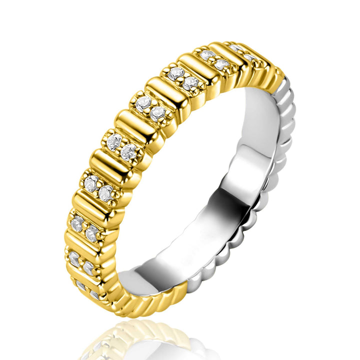De Zinzi Ring Zilver ZIR2686Y van Zinzi is een bicolor gouden en zilveren ring met een geribbeld ontwerp en kleine ronde diamanten gezet in rijen langs het gouden gedeelte, afgebeeld op een witte achtergrond.