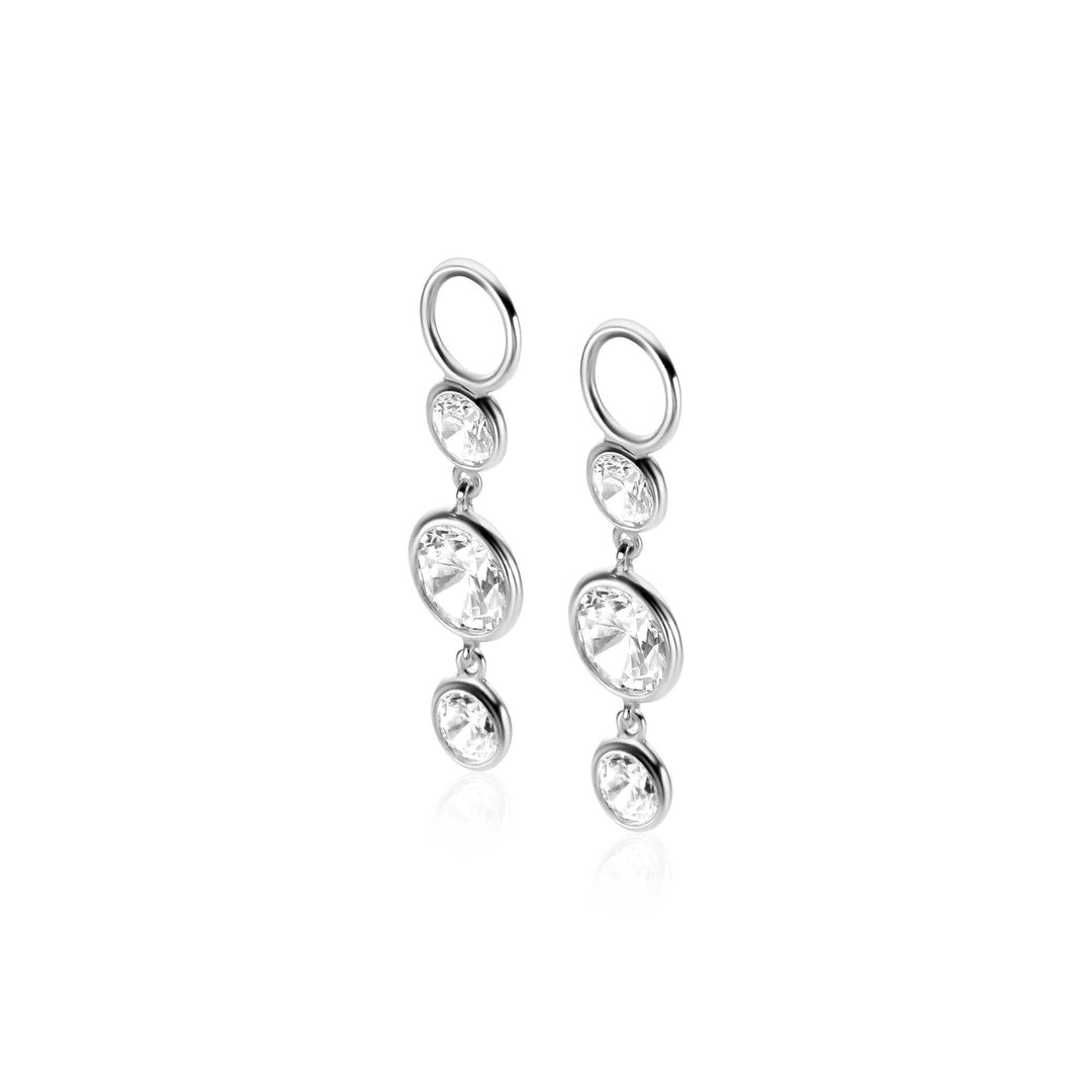 Een paar Zinzi oorbedels zilver ZICH2593 van Zinzi, elk met drie heldere ronde edelstenen in gegradueerde bezel zettingen, afgebeeld op een witte achtergrond.