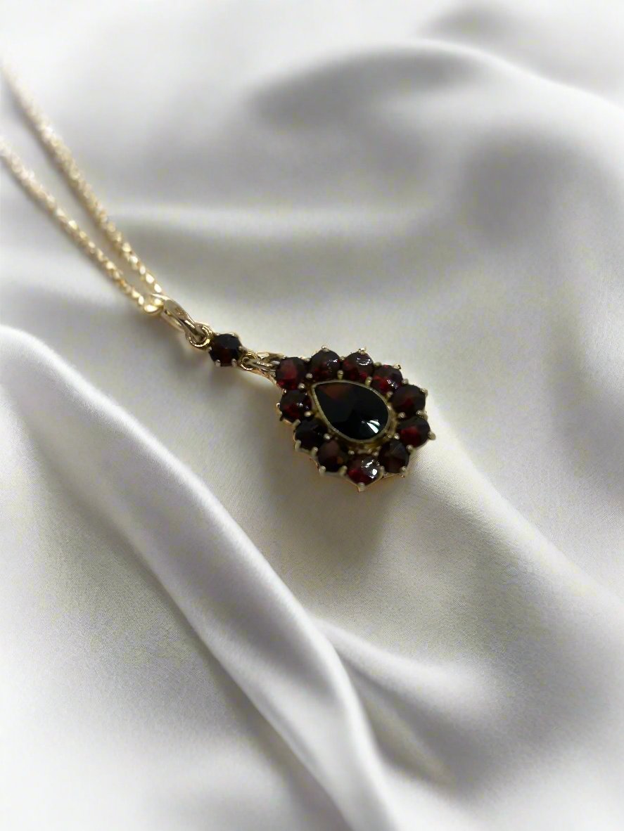 Vintage Anhänger aus 14k Gold mit rotem Granat und filigranem Design