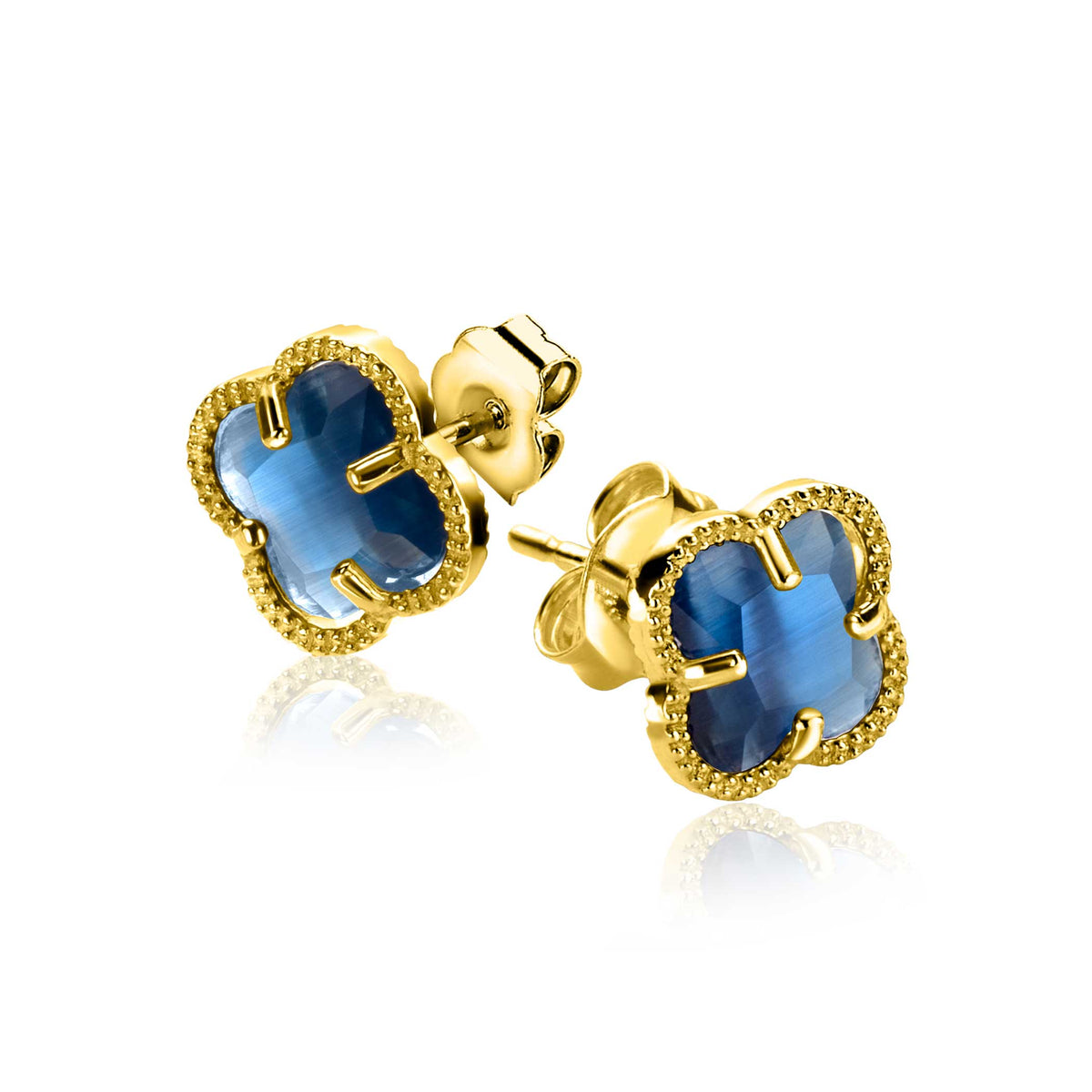 Zinzi oorbellen ZIO2662DB: gouden oorbellen van Zinzi met blauwe klavervormige steentjes en decoratieve kralenrandjes, afgebeeld op een witte achtergrond.