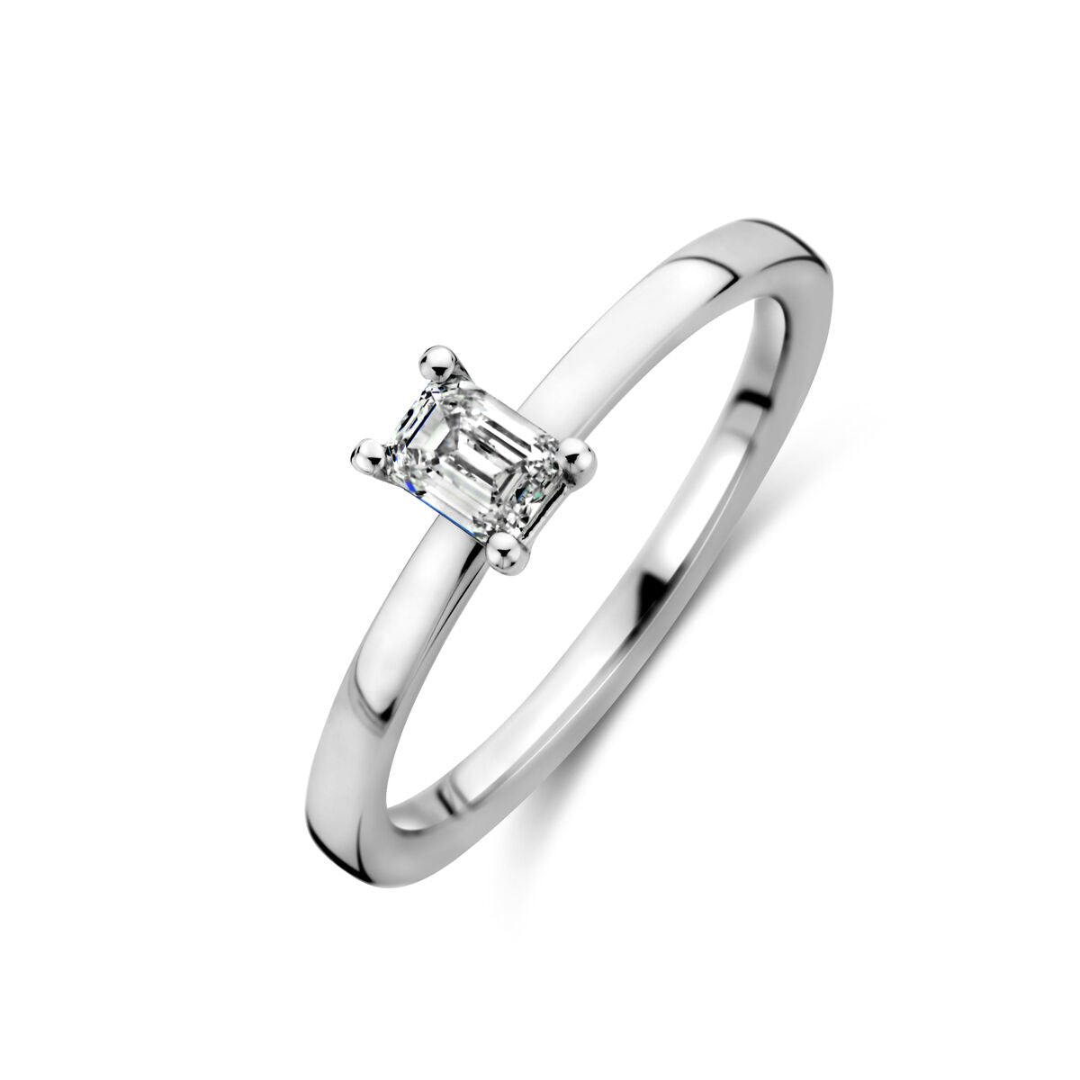 Platinerring mit 0,30 ct Diamant im Princess-Schliff und schmalem, glänzendem Band