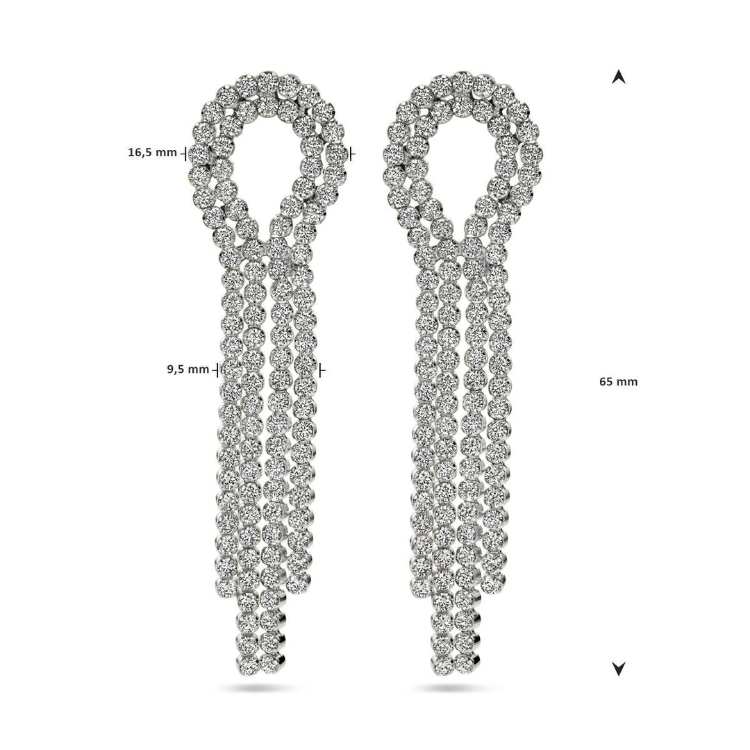 Van der Kooij Collectie oorhangers zirkonia zilver gerhodineerd: lange, geluste oorbellen met drie hangende strengen, bezet met zirkonia. Afmetingen: 16,5 mm breed, 9,5 mm binnenbreedte en 65 mm lang.
