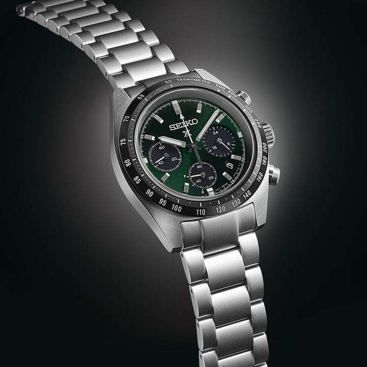 Het Seiko Prospex SSC933P1 herenhorloge heeft een zilveren schakelband, een groen-zwarte chronograaf wijzerplaat, drie subwijzerplaten, witte wijzers en een tachymeterschaal op de lunette.