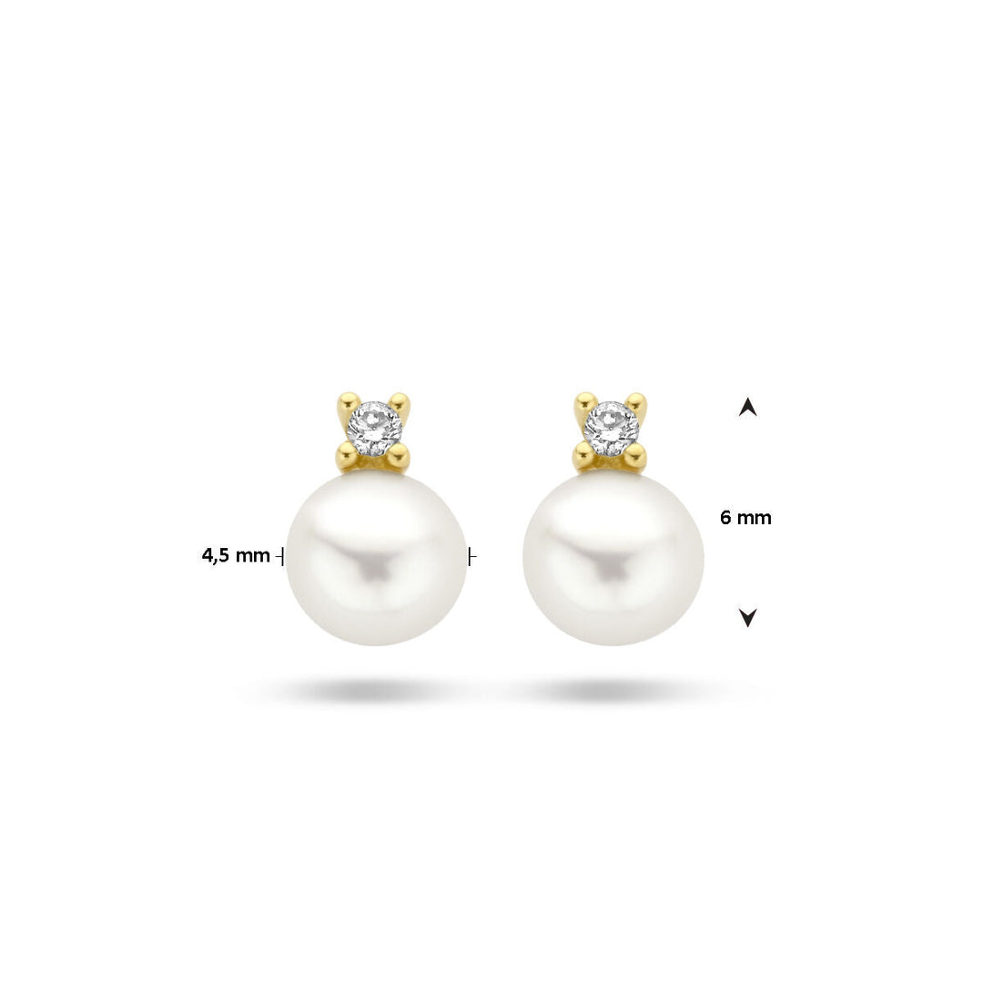 Van der Kooij Collectie oorknoppen parel en diamant 0.02ct (2x 0.01ct) h p1 in 14K geelgoud, met witte ronde parels en kleine diamanten boven elke parel. Afmetingen: 4,5 mm breed, 6 mm hoog.