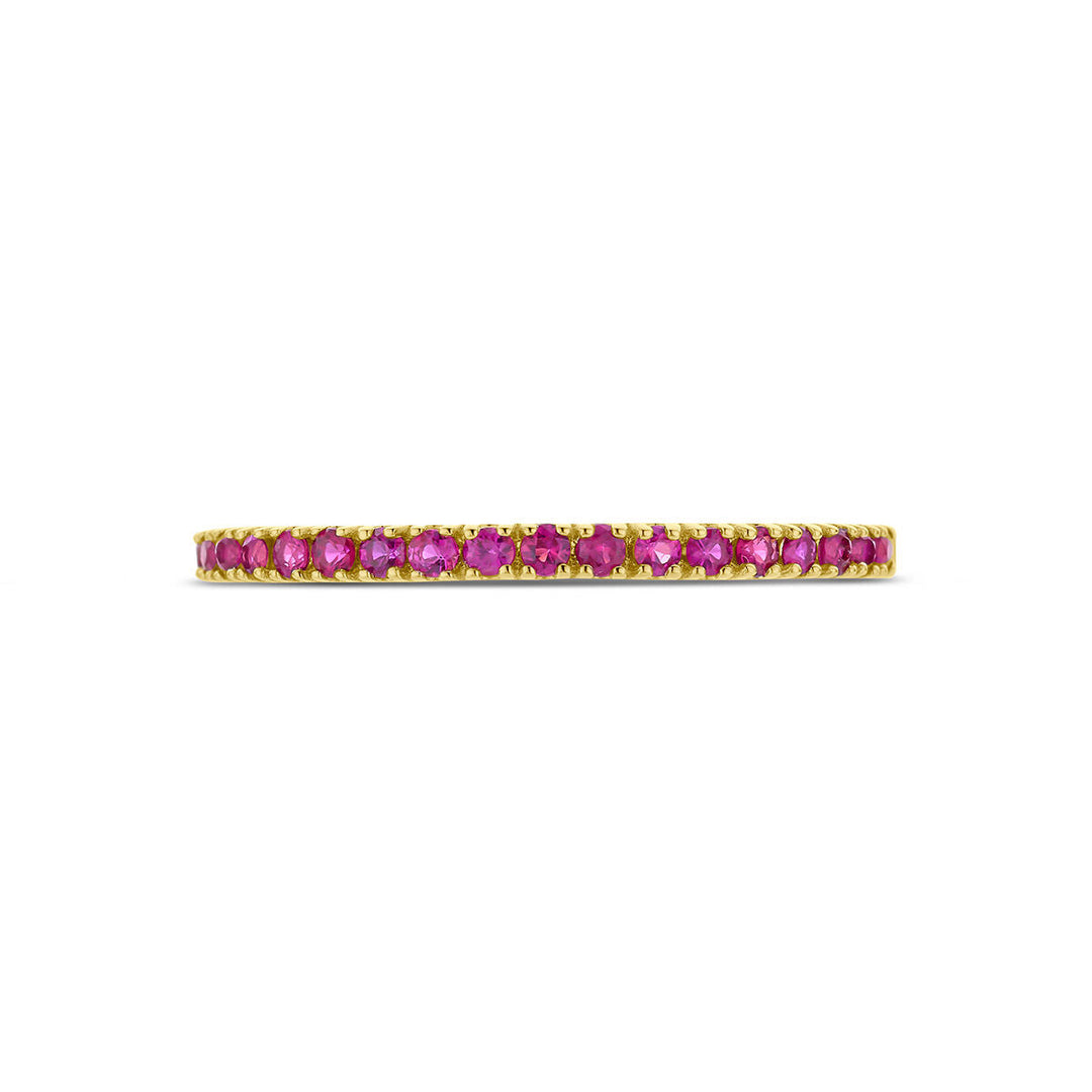 Een delicate Van der Kooij Collectie 14K geelgouden ring met geboortesteen robijn (juli), bezet met kleine ronde robijnen rondom, getoond tegen een witte achtergrond.