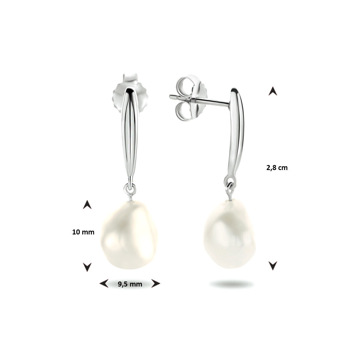 Een paar gerhodineerde 925 zilveren oorhangers met druppelvormige witte zoetwaterparels (ca. 10 x 9,5 mm), totale lengte 2,8 cm, vlindersluiting. Elegant ontwerp uit de Van der Kooij Collectie.