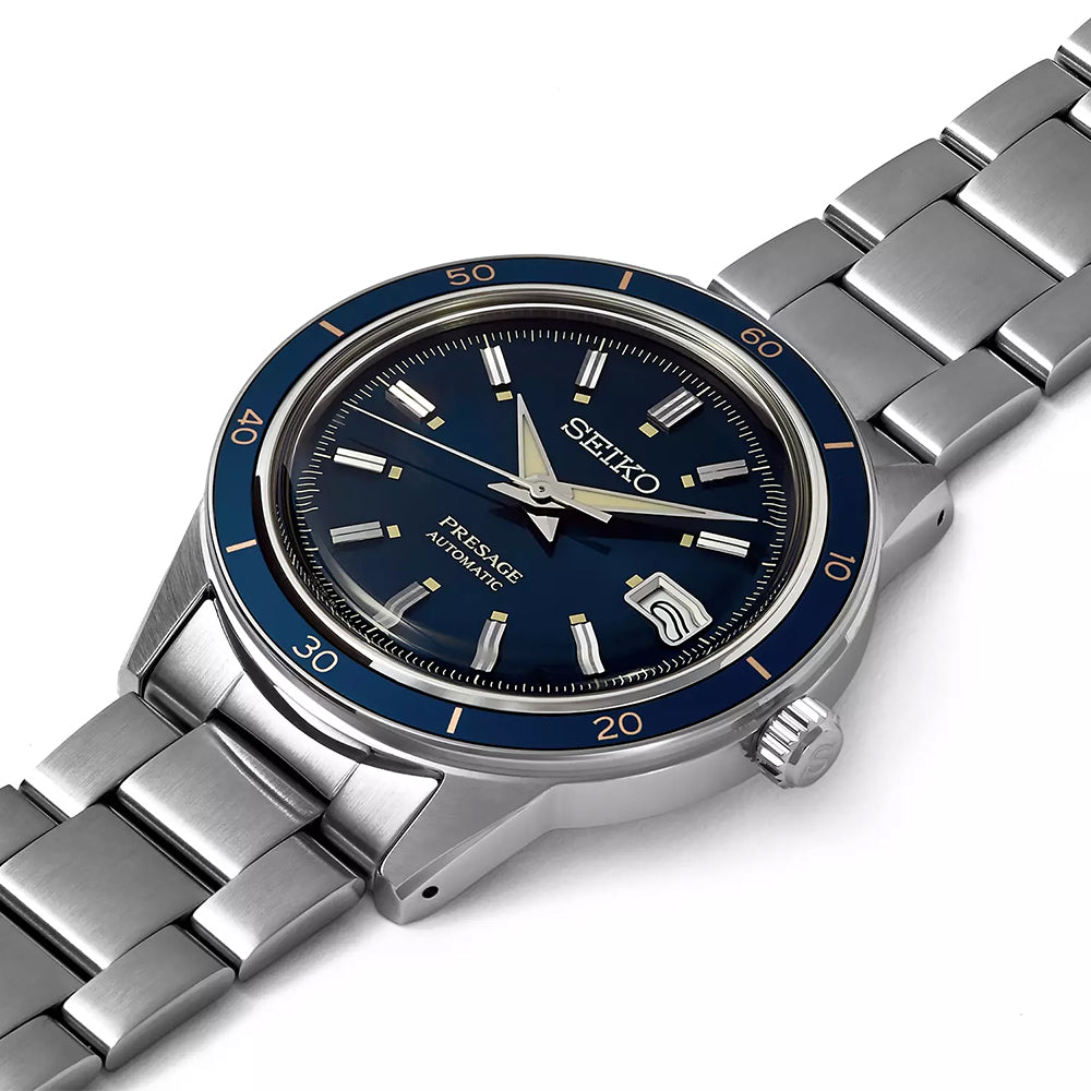 Deze Seiko Prospex SRPG05J1 is een verfijnd horloge van zilverkleurig metaal met een blauwe wijzerplaat, een roestvrijstalen band, zilveren uurmarkeringen en een datumvenster op 3 uur. Onderdeel van de gewaardeerde collectie, Seiko en Presage Automatic zijn hieronder afgedrukt. Perfect voor elke veeleisende herenhorlogeliefhebber.