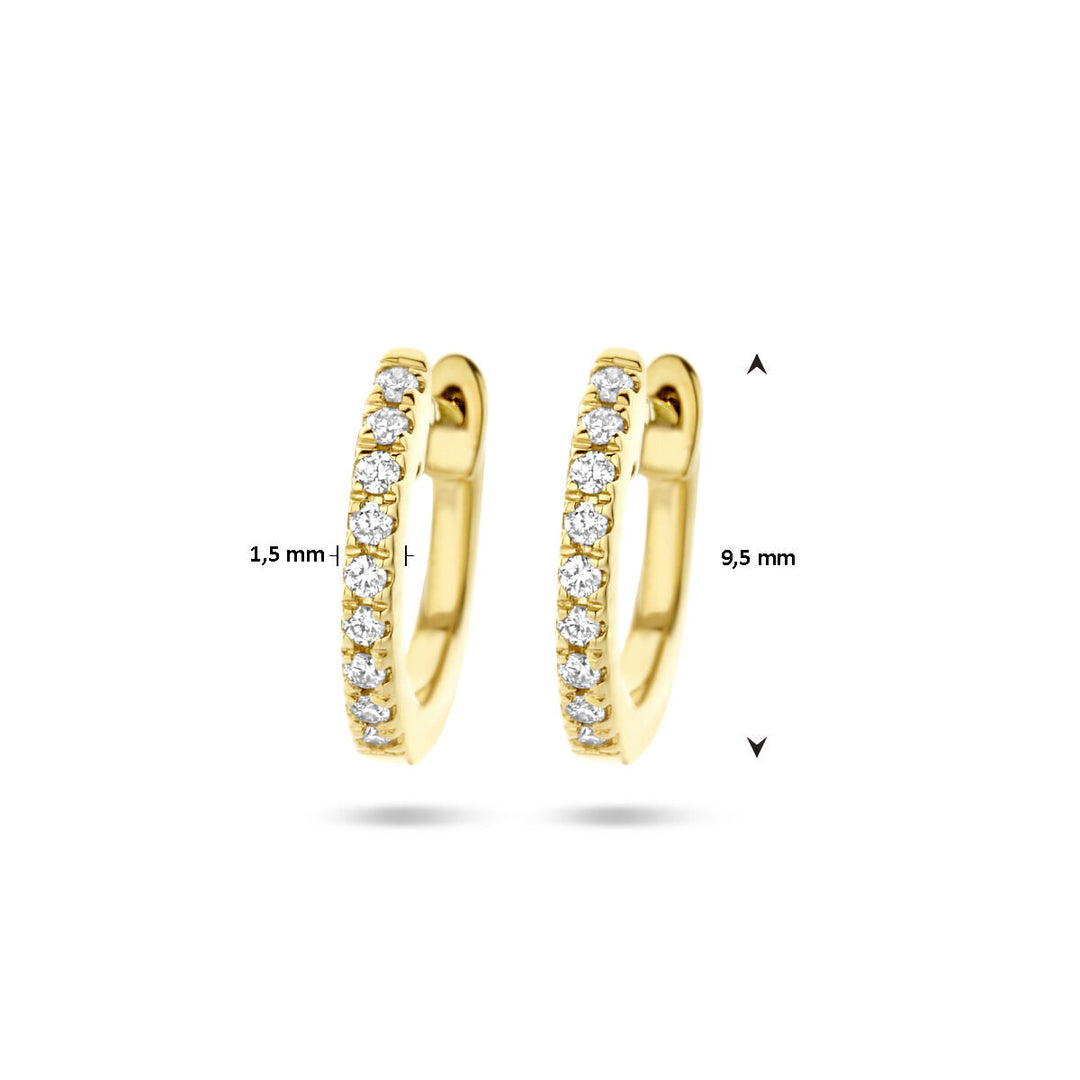 Een paar Van der Kooij Collectie klapoorringen diamant 0,06ct (2x 0,03ct) h si in 14K geelgoud, met een hoogte van 9,5 mm en een breedte van 1,5 mm, afgebeeld op een witte ondergrond met maataanduiding.