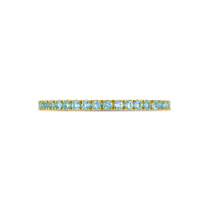 De Van der Kooij Collectie ring met geboortesteen aquamarijn maart 14K geelgoud is een delicate gouden ring met een rij aquamarijnstenen dicht rondom de band, weergegeven tegen een witte achtergrond.