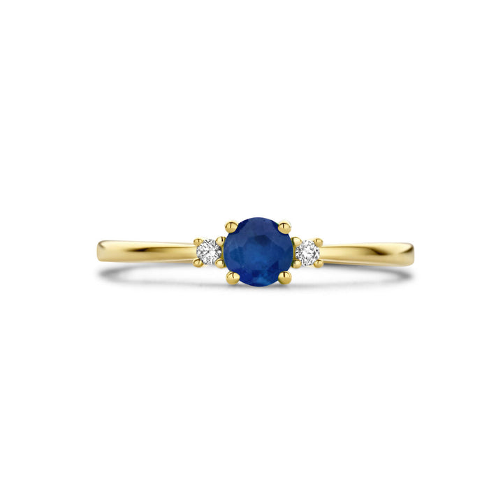 De Van der Kooij Collectie ring trilogie in 14K geelgoud heeft een centrale saffier en twee diamanten (0.03ct totaal) op een slanke band.