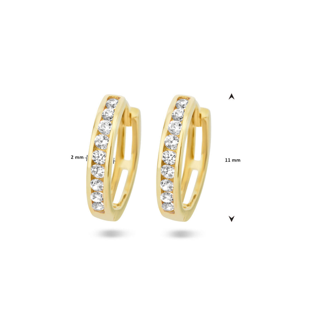 Een paar klapoorringen met zirkonia 14K geelgoud van Van der Kooij Collectie, elk bezet met een rij ronde witte zirkonia. De oorbellen zijn 2 mm breed en 11 mm hoog.