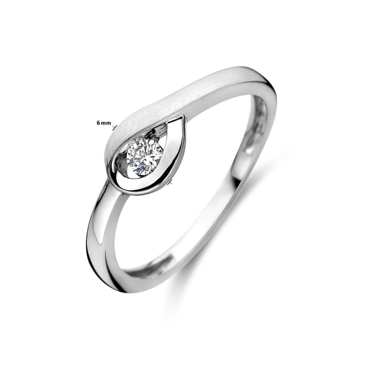 De Van der Kooij Collectie ring zirkonia poli/mat zilver gerhodineerd heeft een moderne, asymmetrische druppelvormige zetting met een enkele rondgeslepen zirkonia en is 6 mm breed.