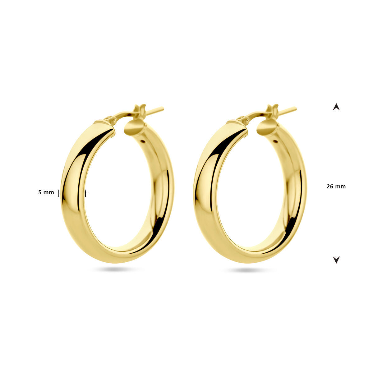 Een paar oorringen half rond 1 micron zilver verguld (geel) van Van der Kooij Collectie, afgebeeld op een witte achtergrond, elk 26 mm in diameter en 5 mm breed met stud sluitingen-elegante dames sieraden voor elke gelegenheid.