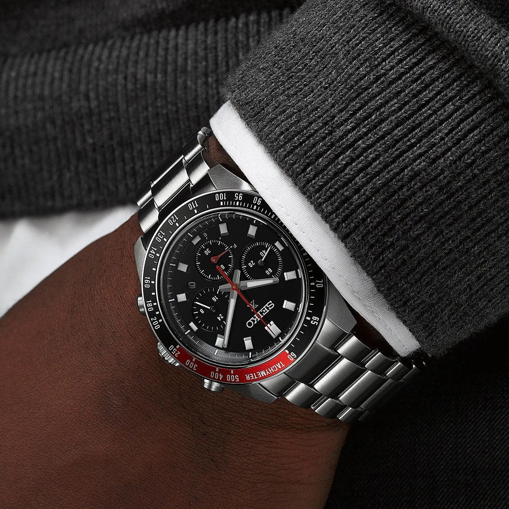 Het Seiko Prospex heren horloge SSC915P1 is een elegant chronograafhorloge van roestvrij staal met solartechnologie, met een zwarte wijzerplaat met rode accenten en subdials. De tachymeterring past bij een donker colbert en een wit overhemd, waardoor het perfect is voor stijlvolle evenementen.