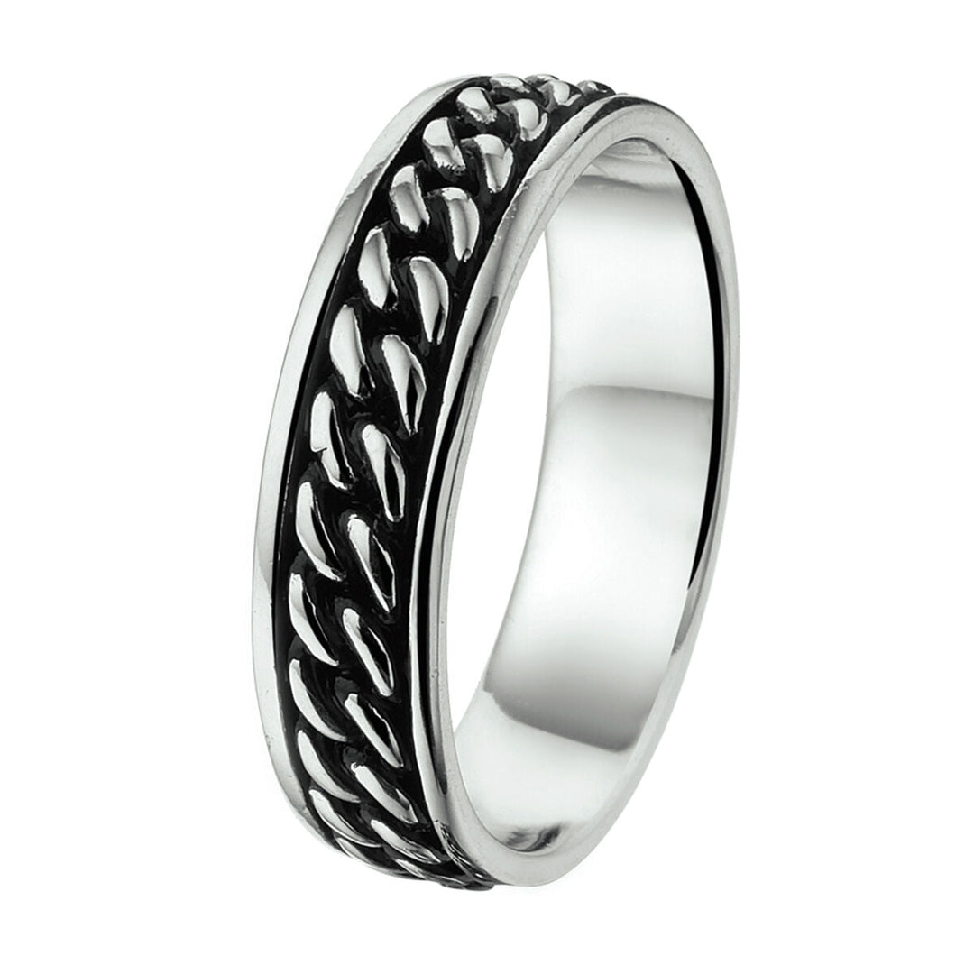 De Van der Kooij Collectie ring oxi zilver geoxideerd heeft een verhoogd, zwart geaccentueerd kettingschakelpatroon rond het midden, afgewerkt met gladde, gepolijste randen.