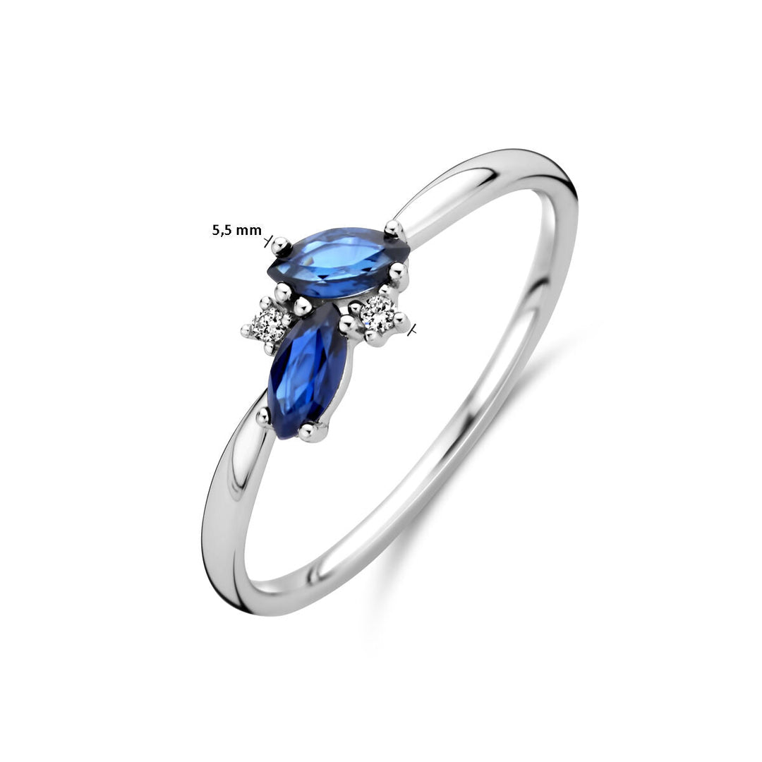 De Van der Kooij Collectie ring saffier en diamant 0.02ct h p1 is een 14K witgouden ring met marquise saffieren van 5,5 mm en twee kleine diamanten, voor een tijdloze uitstraling.