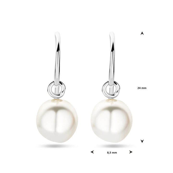 De Van der Kooij Collectie oorhangers franse haak parel 24 mm zilver gerhodineerd zijn voorzien van witte, ronde parels en meten 24 mm hoog bij 8,5 mm breed, elegant afgebeeld op een witte achtergrond met maatlijnen.