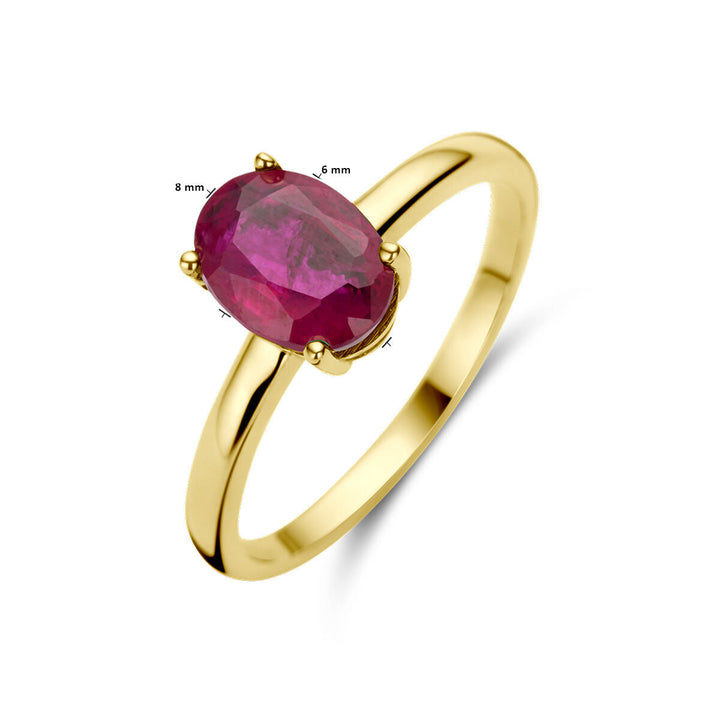 Van der Kooij Collectie ring robijn 14K geelgoud met ovaal geslepen rode robijn (ca. 8x6 mm) in een vierpoots zetting, die prachtig schittert tegen de witte achtergrond.