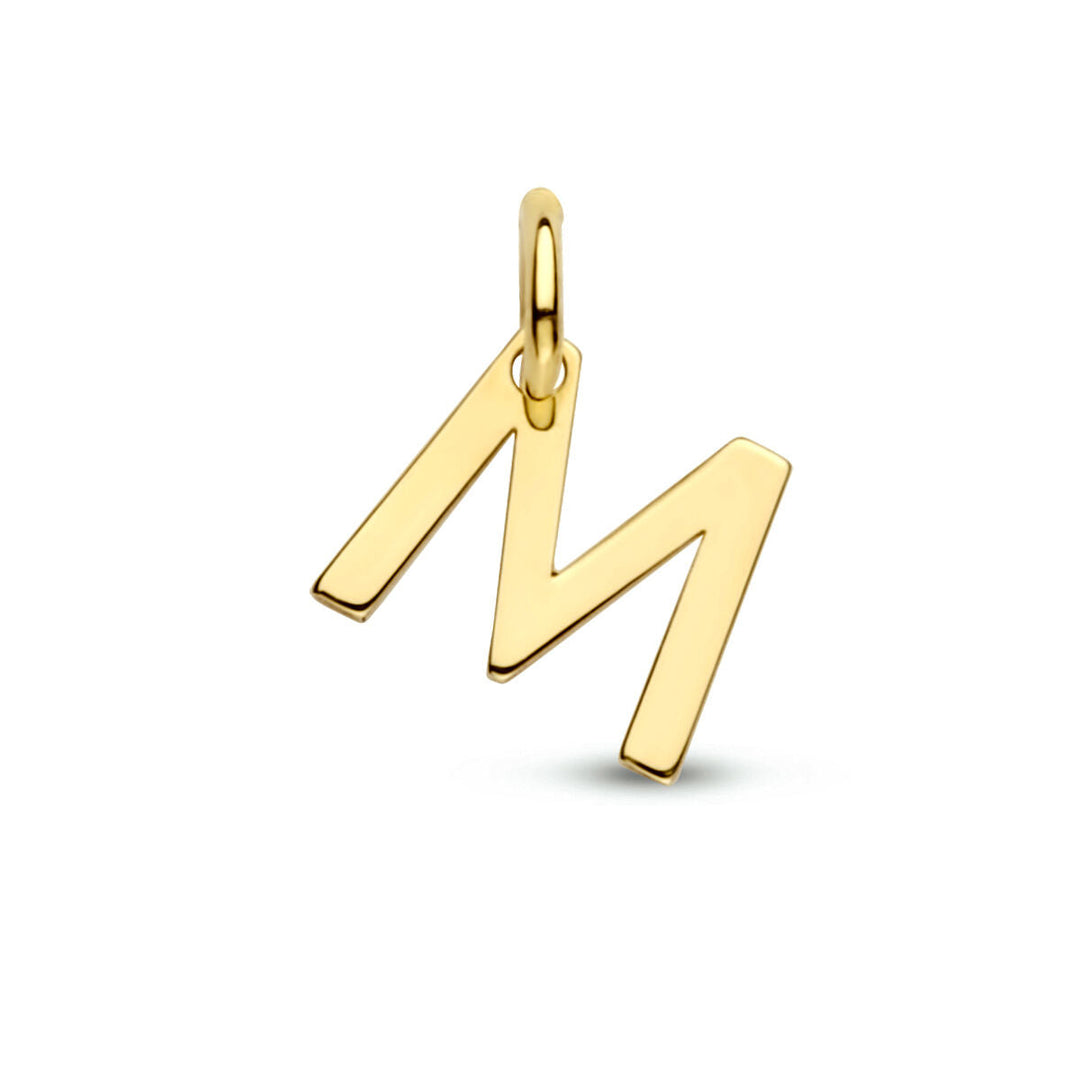 De hangerletter 14K geelgoud van Van der Kooij Collectie is een gouden hanger in de vorm van de letter M, voorzien van een klein lusje om de hanger aan een ketting of letterhanger te bevestigen, afgebeeld tegen een witte achtergrond.