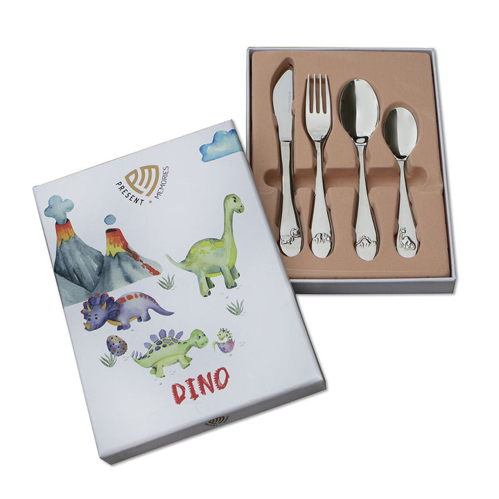 De Van der Kooij Collectie kinderbestek dino edelstaal set bestaat uit roestvrijstalen bestek met dinosaurussen op de handgrepen, verpakt in een doosje met DINO-opschrift en speelse dino-illustraties op het deksel.