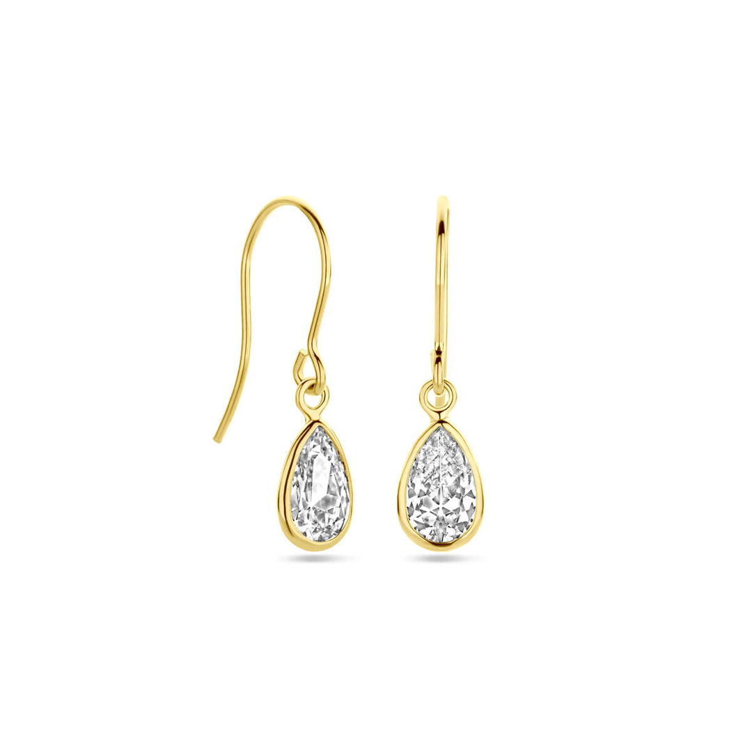 Een paar Van der Kooij Collectie oorhangers franse haak zirkonia 23 mm in 14K geelgoud, met druppelvormige heldere zirkonia in een eenvoudige gouden rand met haken voor gaatjes in de oren, weergegeven op een witte achtergrond.