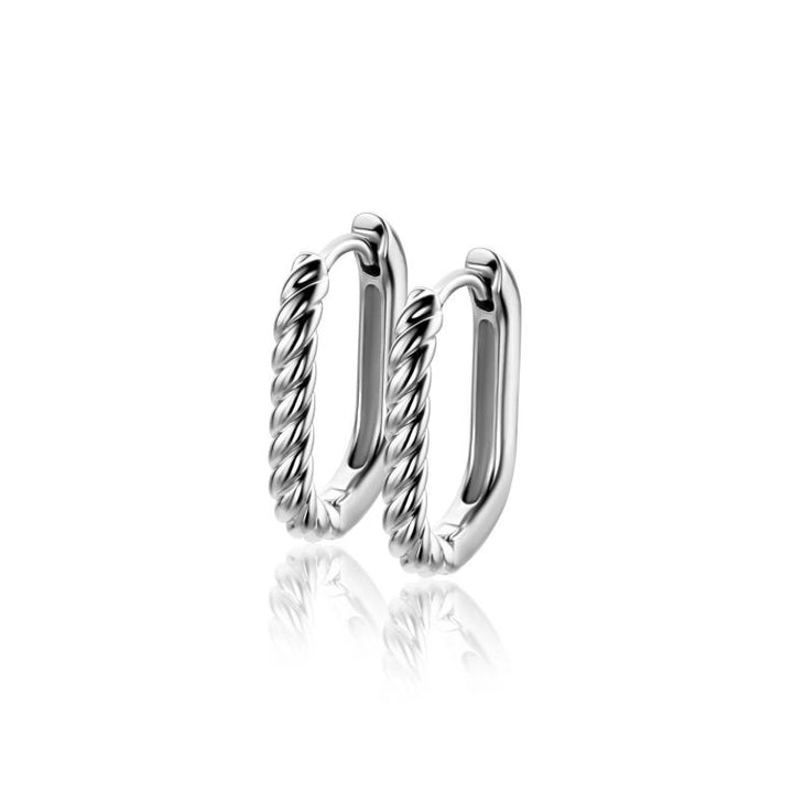 Een paar Zinzi oorbellen zilver ZIO2691, elk met een gedraaid touw ontwerp aan de ene kant en een gladde afwerking aan de andere kant, afgebeeld op een witte achtergrond met een subtiele reflectie. Merk: Zinzi.