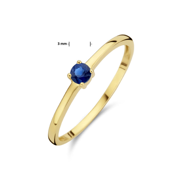 De Van der Kooij Collectie ring met geboortesteen saffier september is vervaardigd uit 14K geelgoud en heeft een ronde 3 mm blauwe saffier in een eenvoudige vierpootszetting, overvloedig op een witte achtergrond.