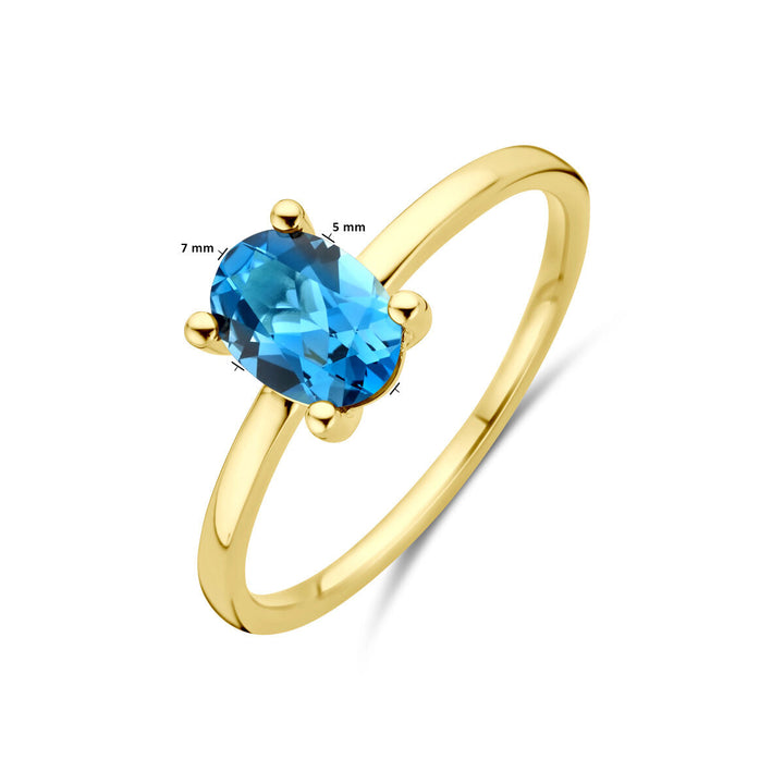 De Van der Kooij Collectie ring london blue topaas 14K geelgoud is een damesring met een ovaalvormige london blue topaas (7x5 mm) in vier pootjes, gepresenteerd op een witte achtergrond.