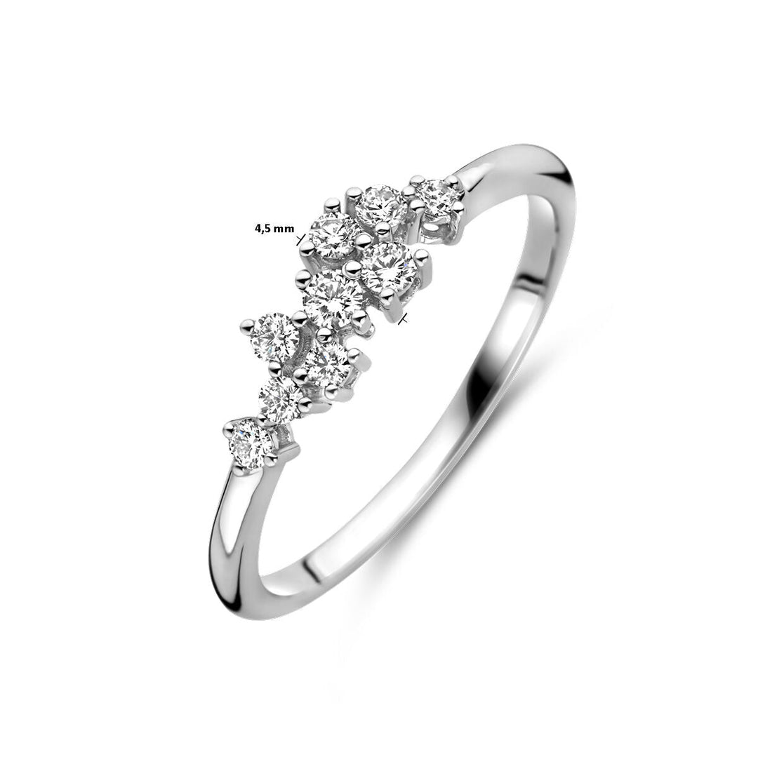 De Van der Kooij Collectie ring diamant 0.21ct H SI in 14K witgoud straalt tijdloze elegantie uit met een cluster van kleine ronde diamanten, diagonaal gezet en één diamant van 4,5 mm op een witte achtergrond.