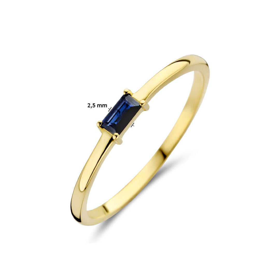 Een dunne 14K geelgoud ring van Van der Kooij Collectie met geboortesteen saffier voor september. De rechthoekige blauwe saffier is horizontaal gezet op een 2,5 mm brede, gladde band met een elegant en tijdloos ontwerp.