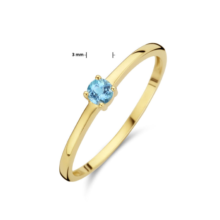 De Van der Kooij Collectie ring met geboortesteen blauw topaas december 14K geelgoud heeft een delicate band en een ronde blauwe topaas van 3 mm in een viertandige zetting, weergegeven tegen een witte achtergrond.