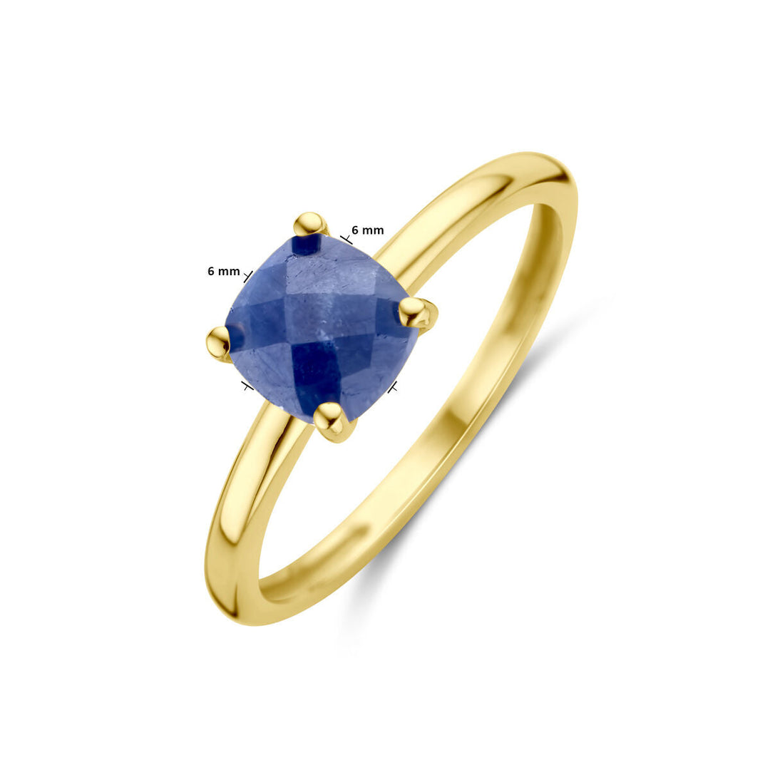 De Van der Kooij Collectie ring saffier 14K geelgoud is een damesring met een cushion-cut blauwe saffier van circa 6x6 mm in een vierpoots zetting, getoond op witte achtergrond.