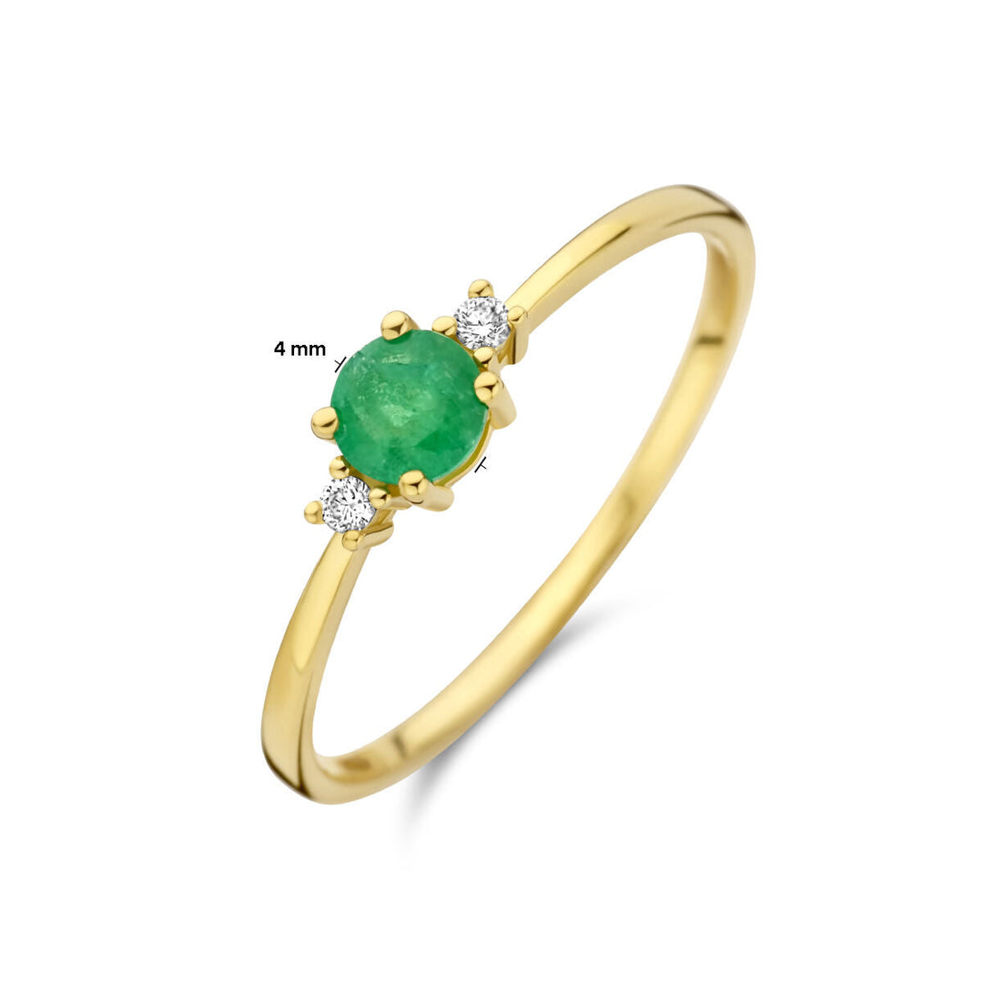 De Van der Kooij Collectie ring trilogie smaragd en diamant 0.03ct (2x 0.015ct) h p1 in 14K geelgoud, met een ronde smaragd van 4 mm centraal en twee diamanten, gepresenteerd op een witte achtergrond.