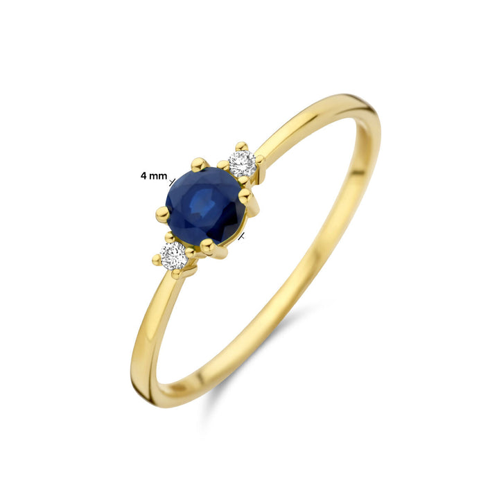 Een 14K geelgouden ring uit de Van der Kooij Collectie met een trilogie van blauwe saffier en twee diamanten (0.03ct) op een eenvoudige witte achtergrond.