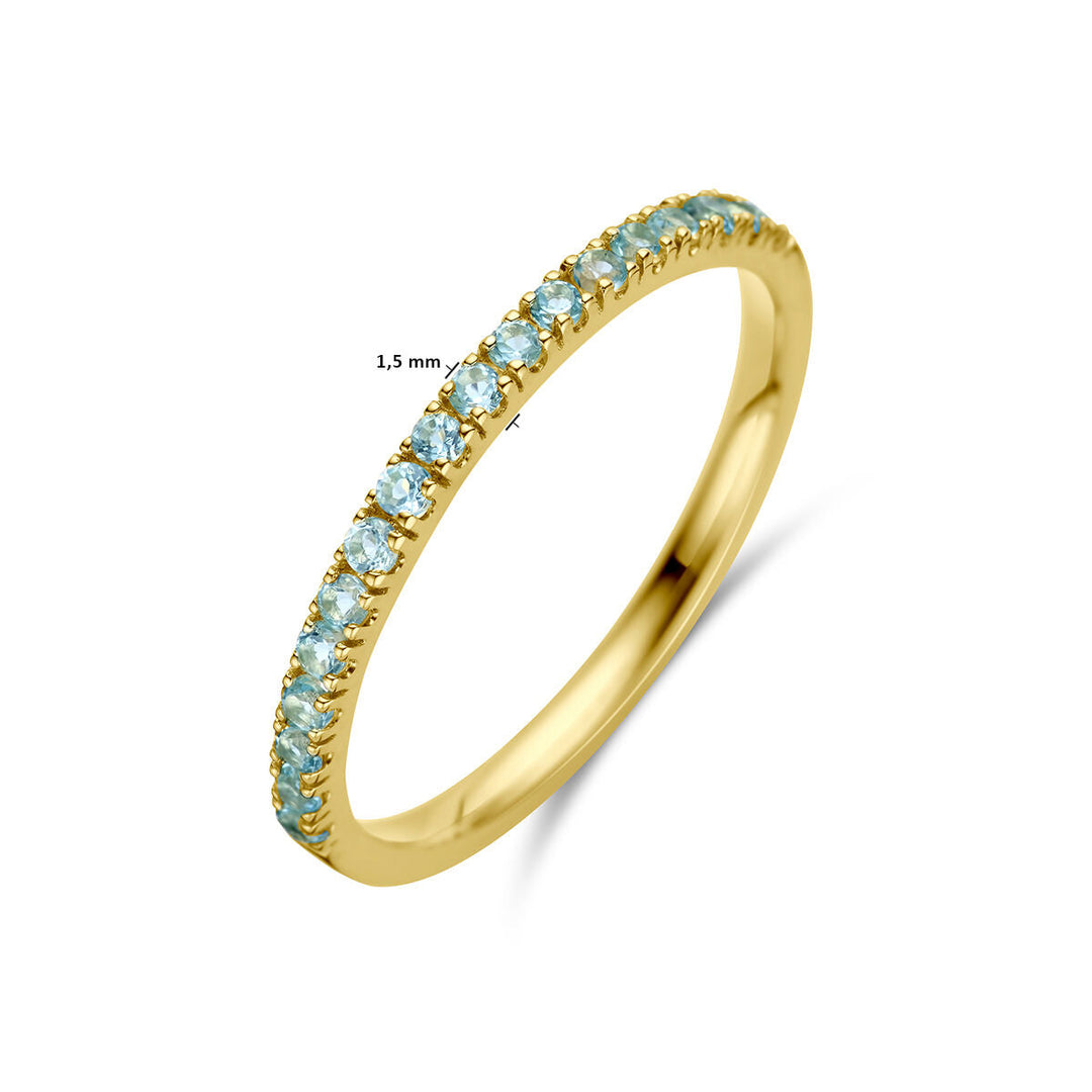 De Van der Kooij Collectie ring met geboortesteen blauw topaas december 14K geelgoud heeft kleine ronde blauwe topaasstenen gezet in een dunne band, schuin weergegeven op een effen witte achtergrond.