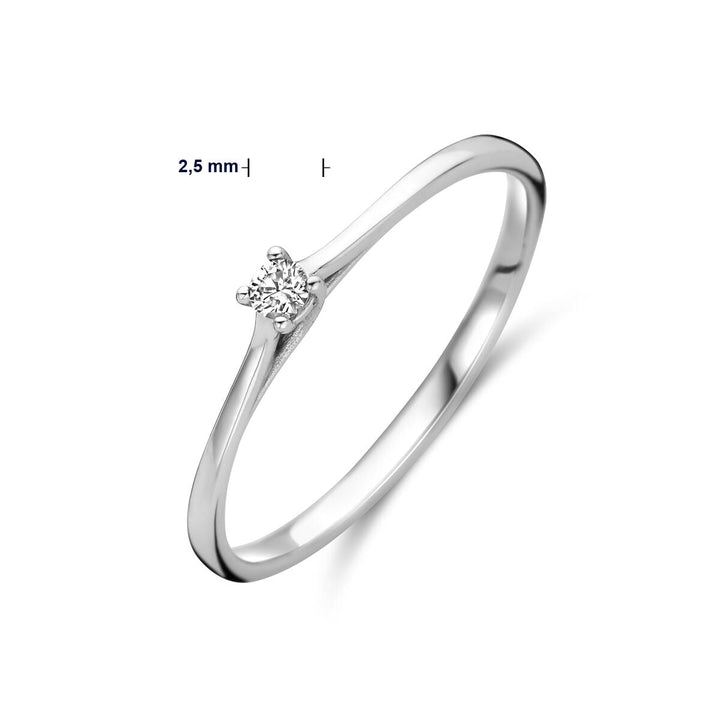 Een 14K witgouden aanzoeksring met een 0,05 ct H SI diamant van 2,5 mm in een eenvoudige zetting, uit de Van der Kooij Collectie, getoond tegen een witte achtergrond.