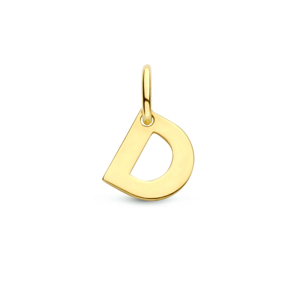 Een 14K geelgouden hanger in de vorm van een hoofdletter D, met een lusje voor aan een ketting, uit de Van der Kooij Collectie letterhangers, op een witte achtergrond.