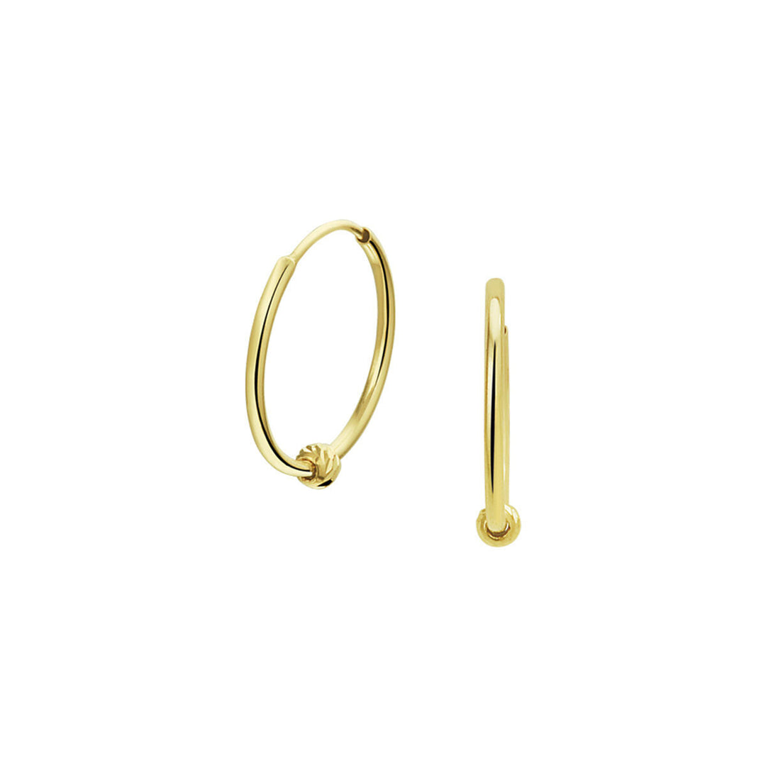 De oorringen bolletje 14K geelgoud van Van der Kooij Collectie zijn eenvoudige oorringen met een subtiel bolletje, afgebeeld tegen een witte achtergrond.