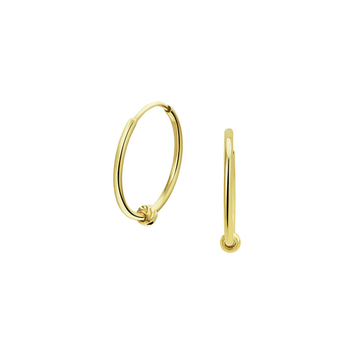 De oorringen bolletje 14K geelgoud van Van der Kooij Collectie zijn eenvoudige oorringen met een subtiel bolletje, afgebeeld tegen een witte achtergrond.