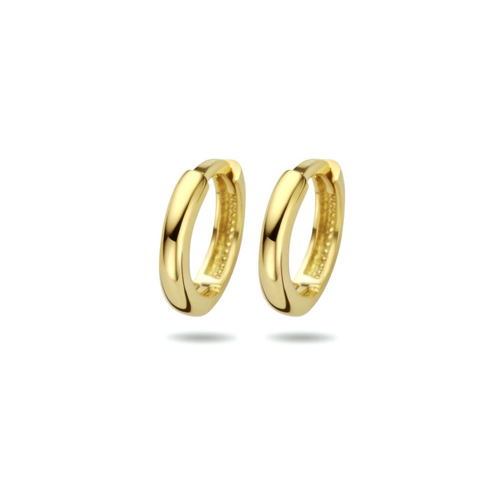 Een paar kleine, gepolijste klapoorringen 14K geelgoud van Van der Kooij Collectie met een stevige scharniersluiting, getoond op een witte achtergrond met subtiele schaduwen eronder.