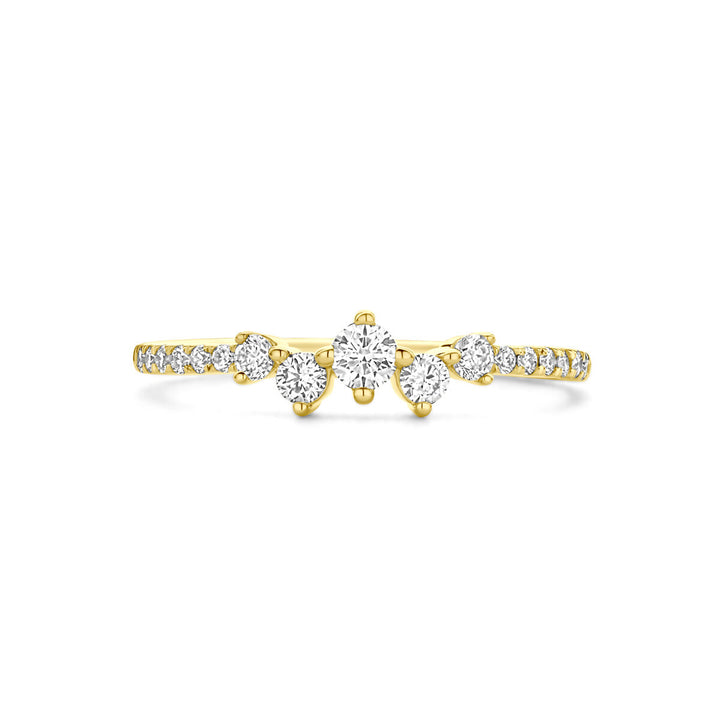 De Van der Kooij Collectie ring lab grown diamant 1.00ct H SI in 14K geelgoud heeft een cluster van vijf ronde lab grown diamanten en extra diamanten op de slanke band voor een verfijnde dames look.